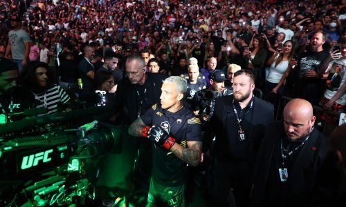 Mlada djevojka pokušala upasti u kavez na priredbi UFC-a, ali je naletjela na zaštitara te naučila lekciju na teži način