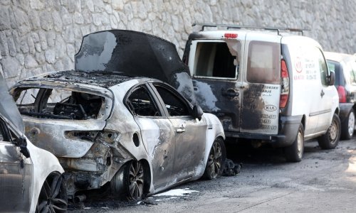 [FOTO/VIDEO] U eksploziji i požaru u Rijeci oštećena vozila, nema ozlijeđenih