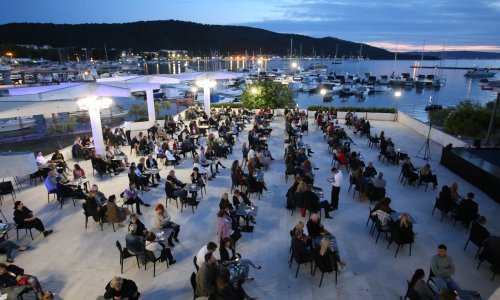 Baban, Perić, Sobin i cijela plejada glumaca opet donose kulturni 'nemir' na scenu pod vedrim nebom