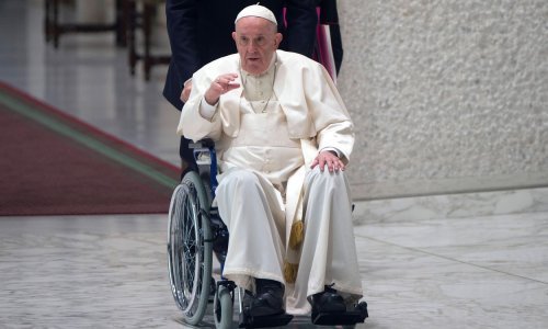 Iako je u kolicima, zdravstveni problemi neće zaustaviti Papa Franju, poručuje Vatikan