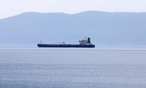 Tanker pun iranske nafte koji luta Jadranom povezuje se s Čermakom, od plovila svi digli ruke i nitko mu se ne približava?