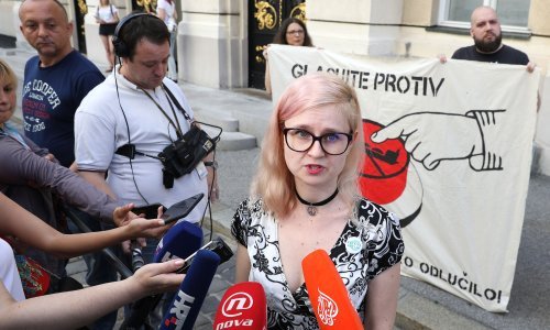 [VIDEO] Aktivisti sa zviždaljkama prekinuli skup o plinu: 'Plinski biznis je zločin'