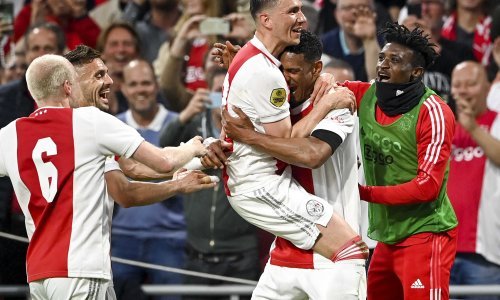 Nogometaši Ajaxa kolo prije kraja obranili naslov nizozemskog prvaka; pukla je 'petarda'...