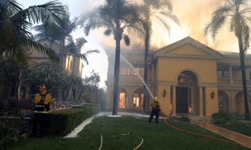 [FOTO] Požar u Kaliforniji spalio dvadeset skupocjenih kuća i zahvatio površinu od 200 hektara