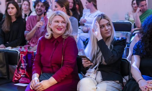 Vesna Škare Ožbolt reviju je pratila iz prvog reda, a društvo joj je pravila kći Valentina