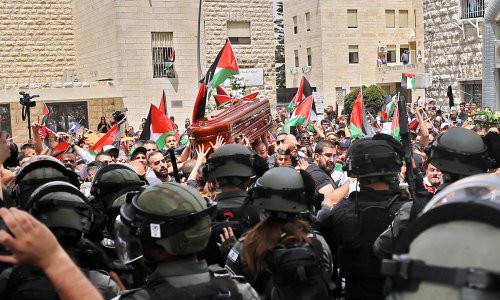 [VIDEO/FOTO] Novinarka Shireen Abu Akleh pokopana u Jeruzalemu: Lijes je zamalo pao na tlo zbog šokantne intervencije izraelske policije