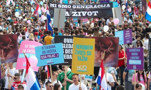 [FOTO] Hod za život: Nekoliko tisuća sudjelovalo u povorci od HNK do Zrinjevca, traže izmjene zakona o pobačaju