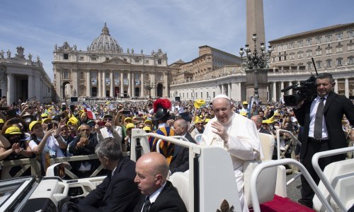 [VIDEO] Papa 'sipao' šale u razgovoru s meksičkim svećenicima: 'Treba mi malo tekile za moje ćudljivo koljeno'