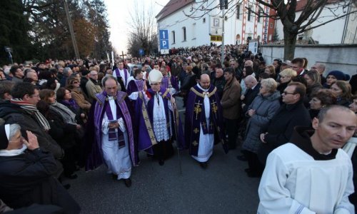 Deset tisuća vjernika i 300 svećenika ispratilo fra Zvjezdana