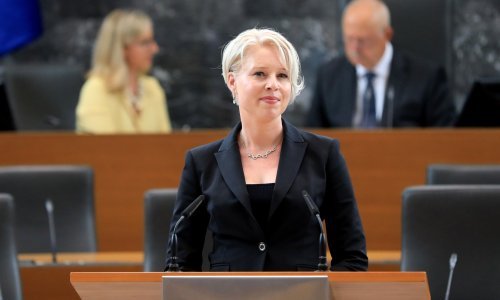 [FOTO] Predsjednica slovenskog Državnog zbora: Svi zastupnici moraju biti svjesni da su na svom mjestu zbog ljudi koji su ih izabrali, a ne zato da u parlamentu izvode reality show