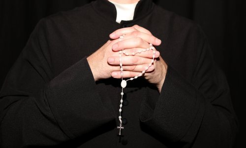 Sukošanski svećenik nakon izlaska iz pritvora opet napao ženu