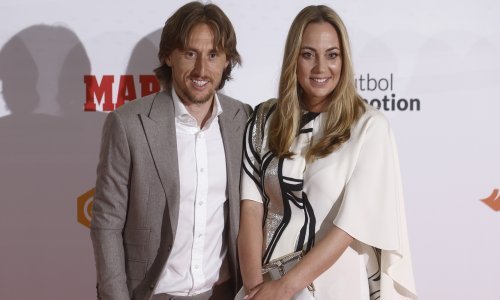 Luka Modrić u društvu zanosne supruge primio jedno od najvećih priznanja u karijeri; porukom mu se javio njegov nogometni idol!
