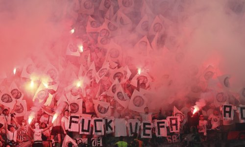 Eintracht će biti kažnjen! Njemački navijači u finalu Europske lige palili su baklje, ali i digli transparent protiv Uefe koja takvo nešto ne oprašta