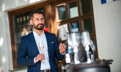 Bakus bi bio ponosan: Slavonska vinarija ima prvi digitalni vinski brend - otvorite bocu, preuzmete aplikaciju i uživate u proširenoj stvarnosti