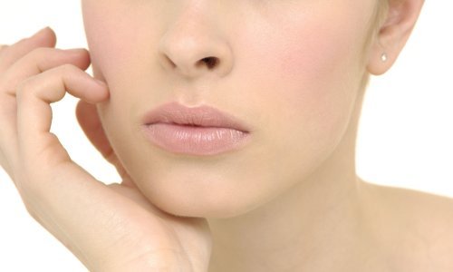 Jeftin i učinkovit: Evo zbog čega je ovaj savjet s TikToka za punije usne postao viralni hit