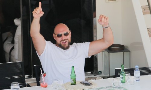 Pogledajte kako se Tyson Fury oduzeo od alkohola; jedva je stajao na nogama, a nakon što ga je taksist odbio, iskalio se na automobilu