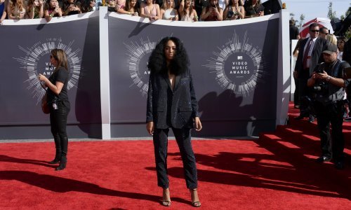 Ima milijune, no u odijelu iz H&M-a izgleda sjajno