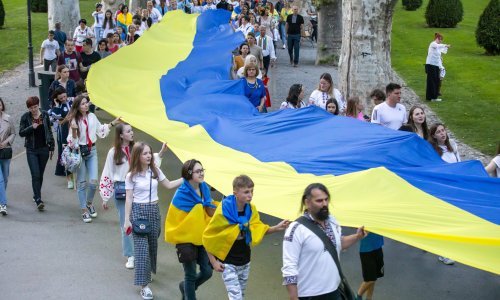 [FOTO/VIDEO] Povorka podrške Ukrajini prošla Zagrebom, sudionici  obučeni u višivanke nosili ogromnu zastavu Ukrajine