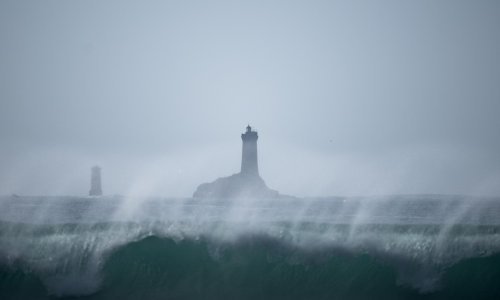 Val odnio u smrt roditelje i djevojčicu uz francusku obalu