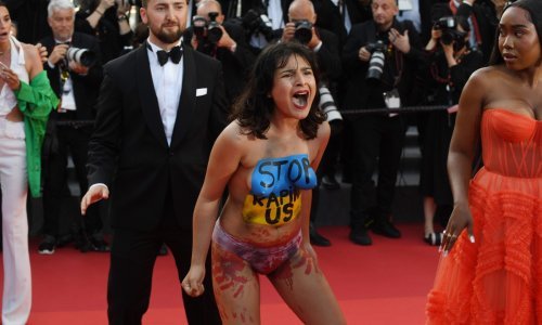 Žena u toplesu, obojena u boje ukrajinske zastave, napravila kaos na crvenom tepihu u Cannesu