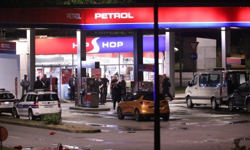 Kaos kod Desinca: Torcida blokirala autocestu pa napala policijsku pratnju, uzvratili im hicima iz vatrenog oružja, desetak policajaca ozlijeđeno
