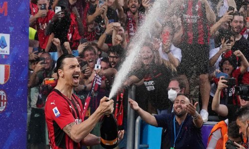 [VIDEO/FOTO] Svi se pitaju je li ovo bila posljednja utakmica Zlatana Ibrahimovića; cigara i šampanjac za ludu proslavu naslova prvaka