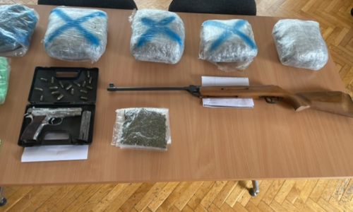 Pijani mladić u Osijeku prijetio pa nasrnuo na policajce; u stanu mu pronašli 6 kilograma marihuane, pištolj i zračnu pušku