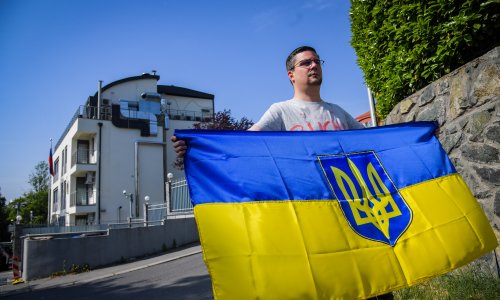 [FOTO/VIDEO] Saborski zastupnik Hajduković održao performans pred ruskim veleposlanstvom: 'Ruska nafta ima boju ukrajinske krvi'