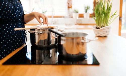 Znate li kako očistiti indukcijsku ploču? Uz pomoć tri jednostavna koraka postići ćete sjaj bez mrlja