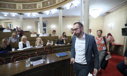 Zagrebački zastupnici dva sata se natezali oko dnevnog reda, mostovac Goluža napao Tomaševića: 'Vi ste politička kukavica, gazite pravo na grob'