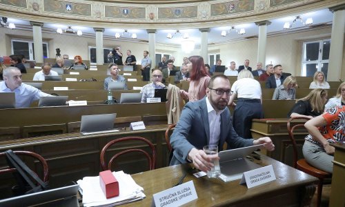 Petek: Zašto Končar ZET-u ne dopušta promjenu žarulje u tramvaju, pa onda to Grad umjesto 35 košta sto kuna?