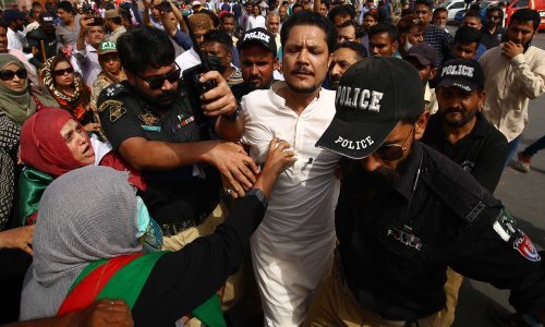 Svrgnuti pakistanski premijer otkazao prosvjed nakon sukoba s policijom i dao ultimatum: 'Dajem vam šest dana za nove izbore'