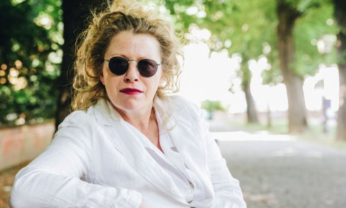 Sandra Antolić je mračnjak veseljak: Ispod priče o ljubavi hrvatske prasice i srpskog nerasta zakrabuljen je cijeli život '91. A život je pobijedio rat