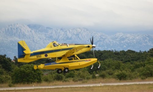 Incident blizu obale; protupožarni avion Airtractor sletio u Zemuniku bez izvučenog stajnog trapa, nema ozlijeđenih