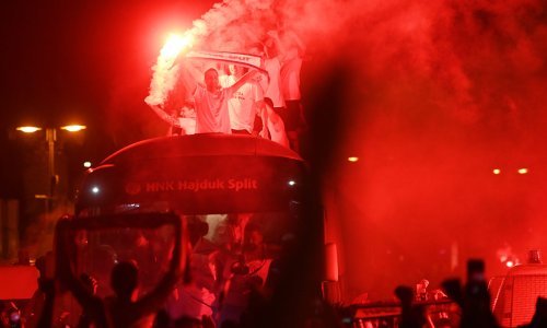 [FOTO] Nestvarne scene sa splitske Rive! Pogledajte zajedničko slavlje tisuće i tisuće navijača te Hajdukovih nogometaša