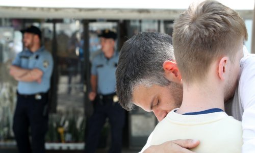 [FOTO/VIDEO] Igor Zenzerović i Bojan Ban u podne su se zagrlili na Cvjetnom trgu, a tako zagrljeni provesti će iduća 24 sata