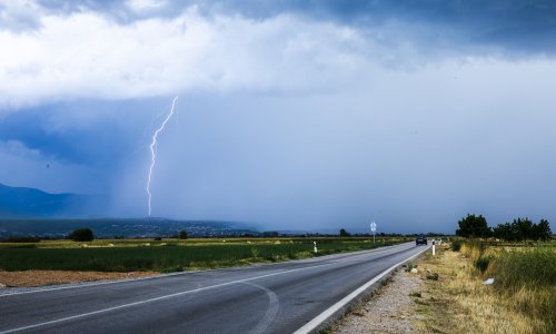 Silovito nevrijeme pogodilo srednju Dalmaciju: Ulice pod vodom, poplavile trgovine. Radar otkrio da je olujni oblak visok 12 kilometara