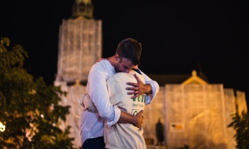 [FOTO] Jedni su ih vrijeđali, drugi podržali, ali zagrljaj je ostao: 'Cilj performansa bio je istražiti blisku prisutnost muškaraca u javnom prostoru'