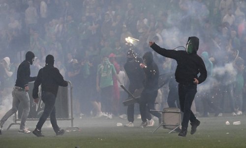 [FOTO] Scene užasa u Francuskoj. Saint-Etienne ispao iz lige, navijači upali na teren i rušili sve pred sobom...