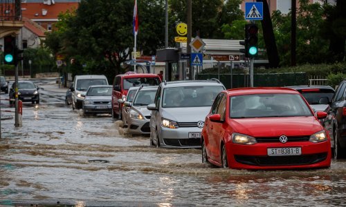 [FOTO] Snažno nevrijeme potopilo Kaštela i Trogir; vozila na cestama 'zarobila' voda, podrumi plivaju, grom izazvao požar