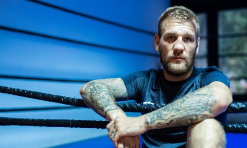 Suci se priklonili Rusu u dresu Srbije i oštetili hrvatskog boksača. U znak prosvjeda sjedio je u ringu...