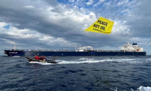 [FOTO] Greenpeace prosvjedovao protiv prijevoza ruske nafte u luku Omišalj: 'Ne krvavoj nafti!', 'Mir, ne nafta'