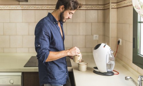 Muškarci, možete li zamisliti svoje jutro bez ove tri stvari?