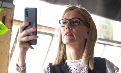 Uvijek u top formi: Mirna Zidarić demonstrira svoj čuveni stoj na glavi