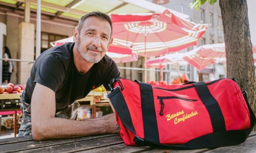 [FOTO] Bivši novinar u modnom svijetu: Alen Maričić nadahnut estetikom američkih retro dresova osvaja trendseterice diljem svijeta