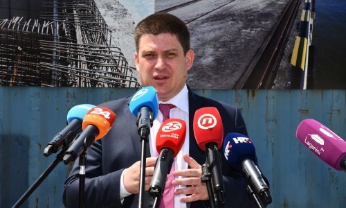 Butković obišao luku Brod: U željezničku infrastrukuturu uložit ćemo 3,5 milijarde eura, u luku 20 milijuna kuna, isto toliko i u plovnost Save