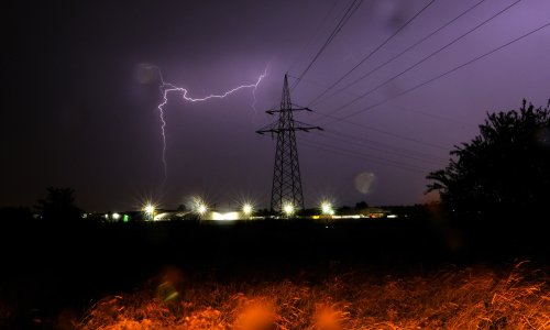 Snažno nevrijeme pogodilo Zagreb i okolicu: Drvo palo na automobil, tuča oštetila kuće