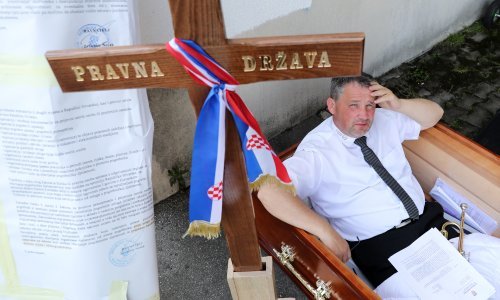 Doznali smo zbog čega vinkovački pogrebnik danima u lijesu prosvjeduje u Zagrebu: Sedam godina borim se s njima, ne mogu više...