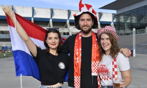 [VIDEO/FOTO] Pogledajte kako se navijači u Osijeku zagrijavaju uoči utakmice Hrvatske i Austrije; stigli su i tamburaši