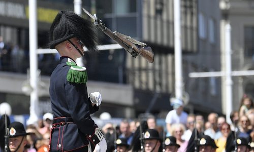 [VIDEO/FOTO] Norveška kraljevska garda efektnim nastupom oduševila Zagrepčane, poseban doček priredili su im hrvatski vojnici